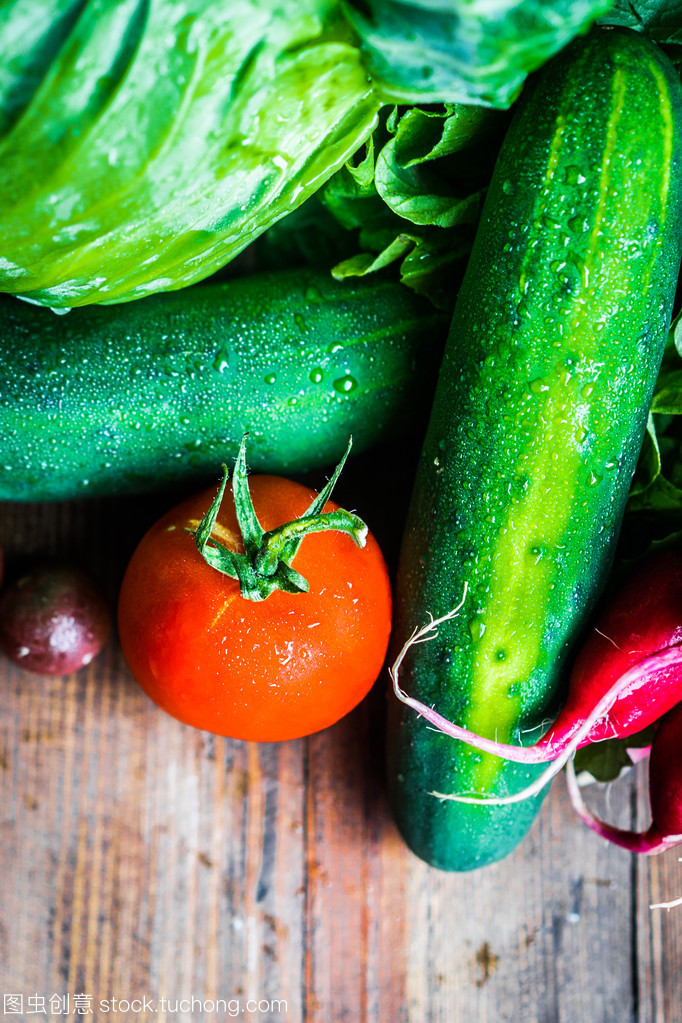 木韵新生 木制背景上的新鲜蔬菜